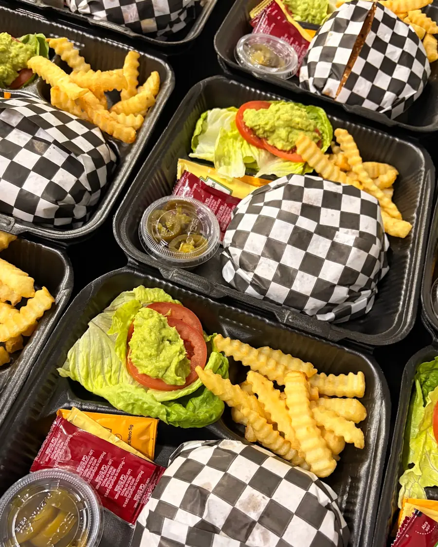 Box lunch individuales con hamburguesa y papas