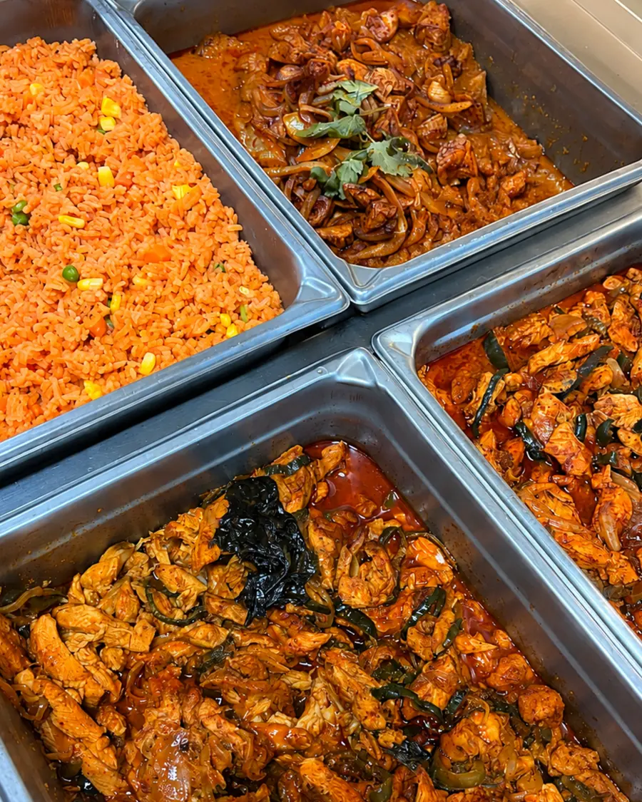 Charolas de arroz y pollo en salsa listas para servir