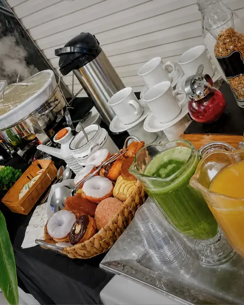 Coffee break con café, pan dulce y jugos