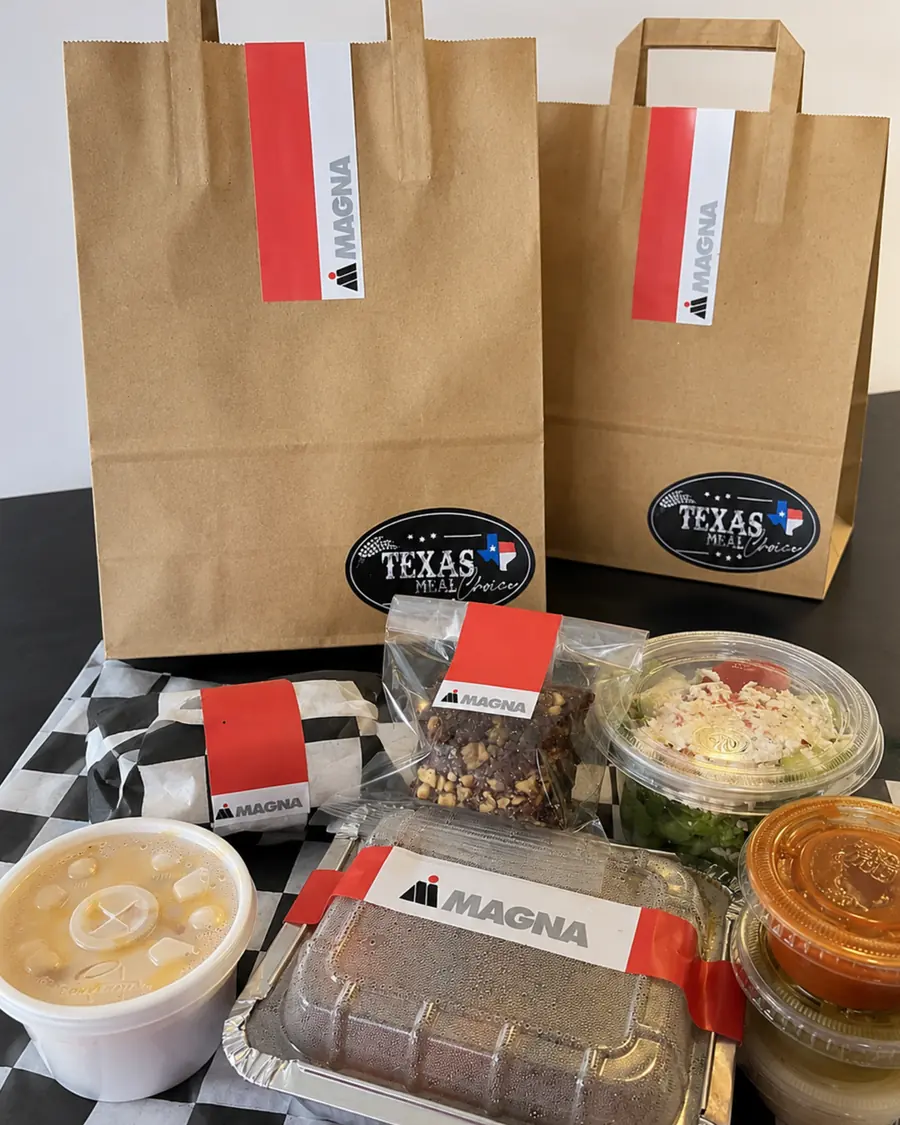 Bolsas de entrega con box lunch, ensalada y postre