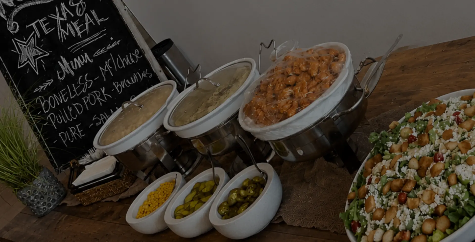Buffet servido por Mesa Hub: guisos en rechauds, salsas y ensalada