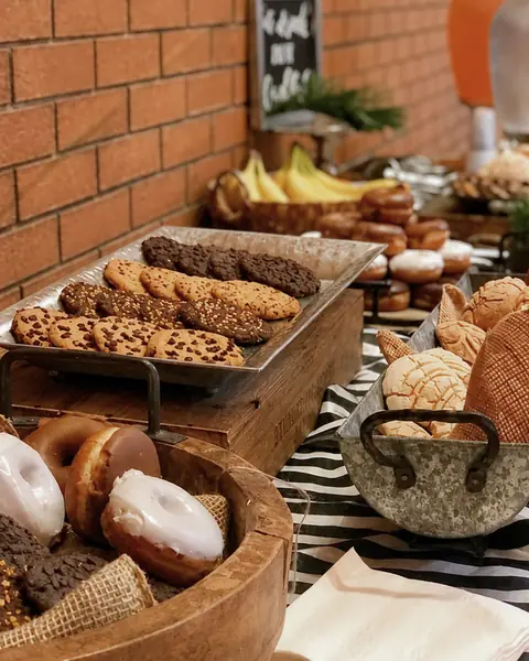 Estación de repostería con galletas, donas y pan dulce